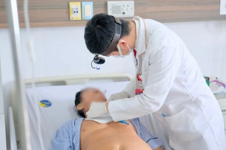 Bác sĩ thăm khám bệnh nhân sau ca mổ.