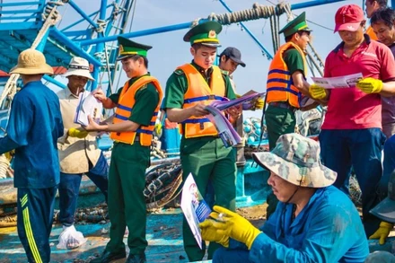 Bộ đội Biên phòng tuyên truyền pháp luật cho ngư dân tại Đặc khu Côn Đảo.