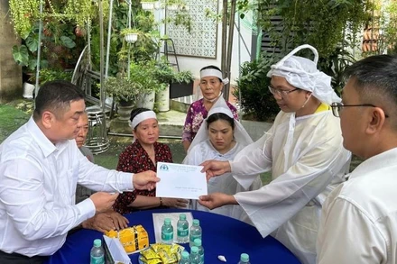 Đại diện Ban An toàn giao thông Thành phố Hồ Chí Minh động viên và trao hỗ trợ cho gia đình các nạn nhân.