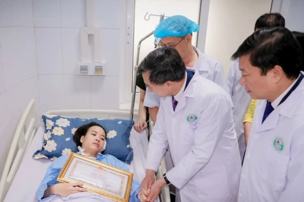 Thứ trưởng Y tế Trần Văn Thuấn trao Bằng khen của Bộ trưởng Y tế cho điều dưỡng Nguyễn Thị Thùy Trang.