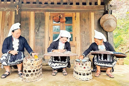 Các nghệ nhân ở bản Hoài Khao (Cao Bằng) thực hiện kỹ thuật thêu và in hoa văn bằng sáp ong.