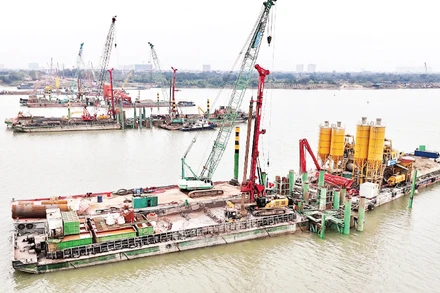 Các nhà thầu thi công cầu Trần Hưng Đạo chỉ nghỉ chiều 29 và sáng mồng 1 Tết, phấn đấu hoàn thành công trình vào giữa năm 2027.