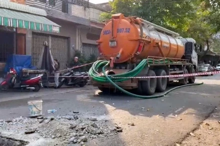 Hiện trường vụ ngạt khí dưới hố ga làm 2 công nhân tử vong.