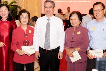 Đồng chí Nguyễn Phước Lộc và đồng chí Trương Thị Bích Hạnh chụp ảnh lưu niệm cùng đồng bào tiêu biểu các dân tộc thiểu số trên địa bàn thành phố.