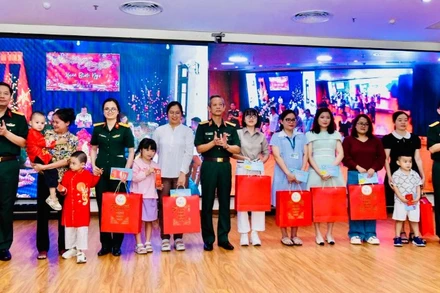 Bệnh viện Quân y 175 tặng quà Tết cho gia đình các cán bộ, y bác sĩ đang công tác tại Bệnh xá đảo Trường Sa.