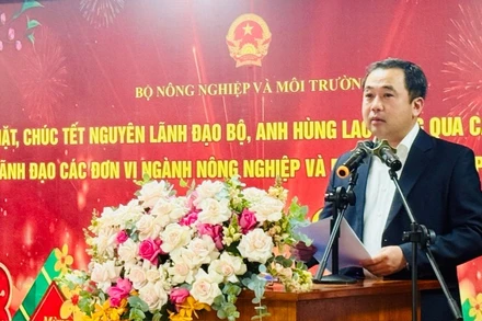 Bộ trưởng Nông nghiệp và Môi trường Trần Đức Thắng chia sẻ thông tin về hoạt động của ngành với các đại biểu tham dự buổi gặp mặt. (Ảnh: VƯƠNG LÊ)