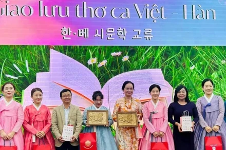 Các tác giả văn học Việt Nam-Hàn Quốc tham gia chương trình giao lưu cùng sinh viên tại Đại học Văn Lang. 