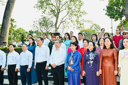 Đồng chí Nguyễn Phước Lộc, các đại biểu và người dân đến dự lễ tưởng niệm. (Ảnh: VIỆT DŨNG)