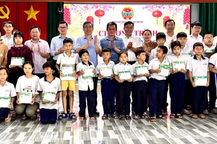 Con em hội viên nông dân có hoàn cảnh khó khăn tại xã Xuyên Mộc nhận quà Tết.