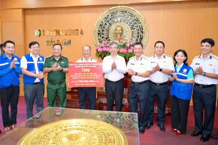  Đoàn công tác tặng quà cho quân và dân đặc khu Trường Sa - Ảnh: Văn Minh