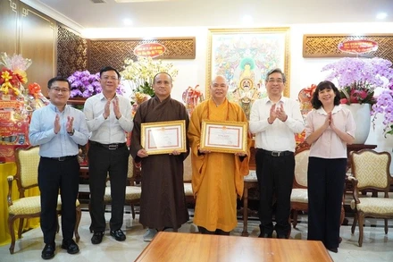 Đồng chí Nguyễn Phước Lộc trao Bằng khen của Ủy ban nhân dân thành phố cho Thượng tọa Thích Thanh Phong và Thượng tọa Thích Tâm Hải.