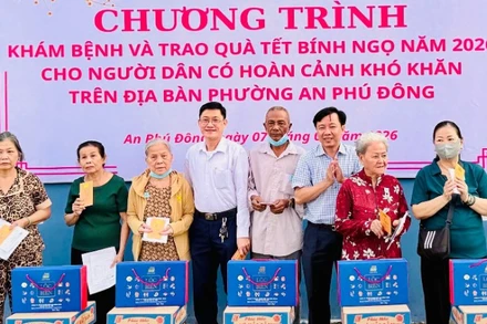 Ban tổ chức trao quà cho người dân có hoàn cảnh khó khăn trên địa bàn.