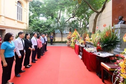 Lãnh đạo thành phố Hà Nội thành kính dâng hương tưởng niệm đồng chí Trần Phú.