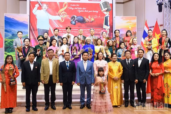 Các đại biểu cùng những thí sinh đoạt giải tại cuộc thi. (Ảnh: MINH THẮNG)