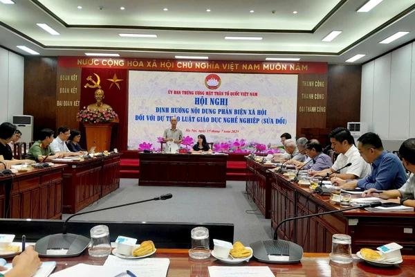 Hội nghị lấy ý kiến chuyên gia, nhà khoa học góp ý vào dự thảo Luật Giáo dục nghề nghiệp (sửa đổi). (Ảnh LƯU KIM)