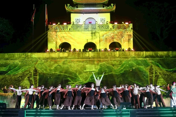 Việt Nam - Huyền sử diễn ca: Thăng Long - Tứ Trấn là sản phẩm nghệ thuật hướng đến kích cầu du lịch, do nhiều nhà hát của Bộ Văn hóa, Thể thao và Du lịch phối hợp thực hiện.