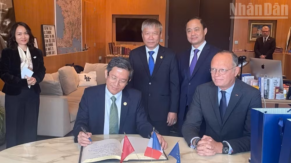 Ông Trần Nam Hưng, Phó Chủ tịch UBND thành phố Đà Nẵng và ông Édouard Philippe, Thị trưởng thành phố Le Havre ký kết Biên bản ghi nhớ. 