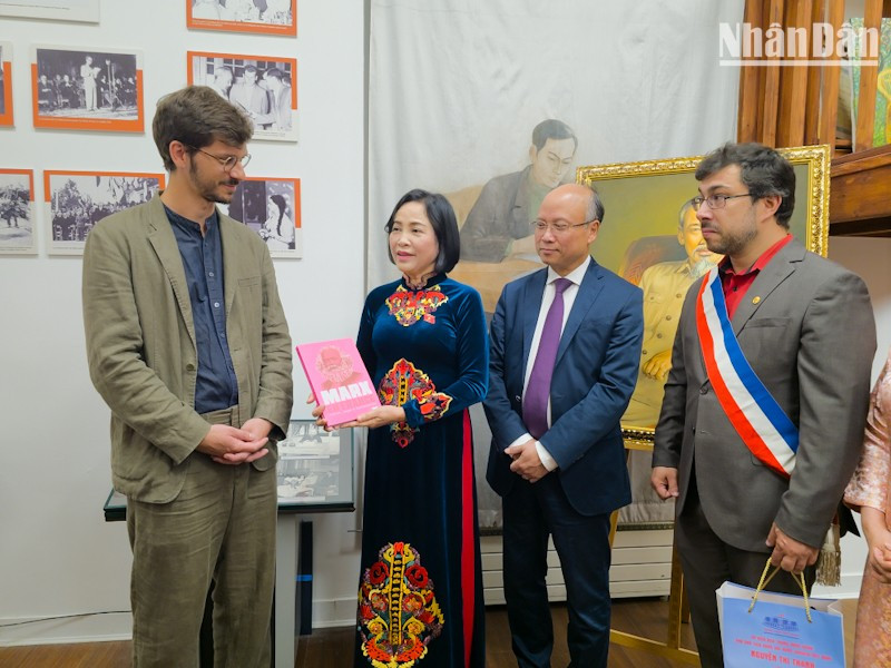 Trao tặng Phó Chủ tịch Quốc hội Nguyễn Thị Thanh một cuốn sách về C. Marx, ông nhấn mạnh rằng chủ nghĩa Mác-Lênin và tư tưởng Hồ Chí Minh vẫn còn nguyên giá trị cho tới ngày nay và ảnh hưởng sâu rộng đến đông đảo nhân dân thế giới. 20250711-095110.jpg
