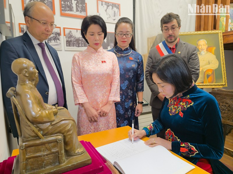 Phó Chủ tịch Quốc hội Nguyễn Thị Thanh ghi lưu bút tại Không gian Chủ tịch Hồ Chí Minh trong Bảo tàng Lịch sử Sống. 20250711-093929.jpg