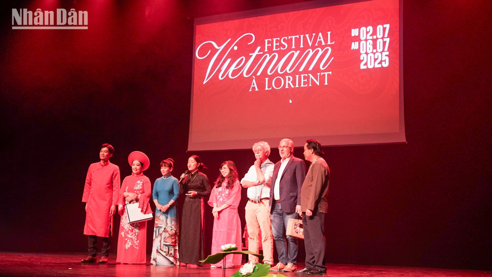 Ban tổ chức Festival Vietnam 2025 cùng các nghệ sĩ đến từ Trung tâm văn hóa Việt Nam tại Pháp tại chương trình nghệ thuật “Rực rỡ Việt Nam”. 6-1.jpg
