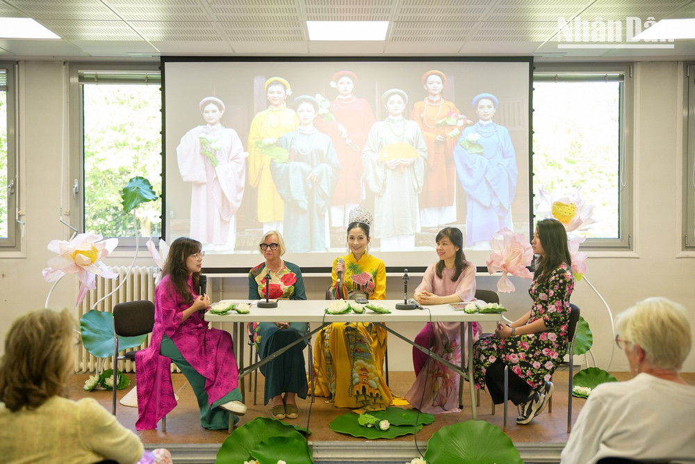 Hội thảo về Áo dài và văn hóa Việt đã thu hút sự quan tâm của rất nhiều người Pháp. 4-2.jpg