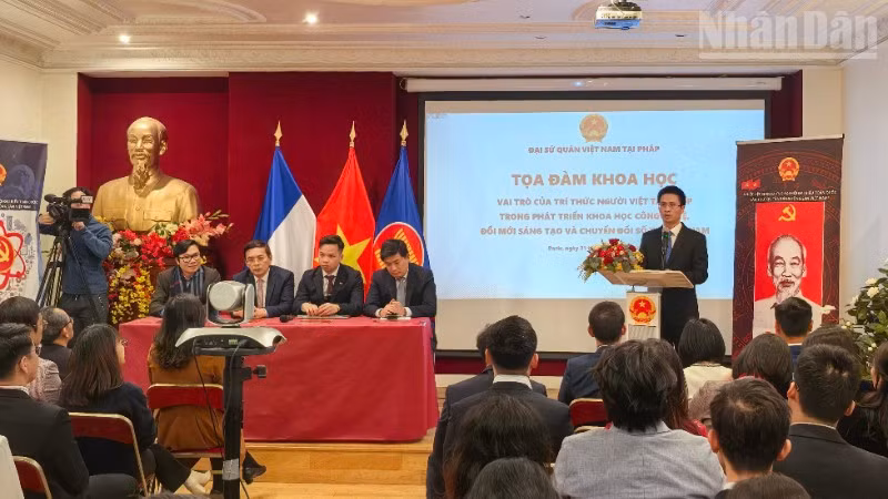 Đại biện lâm thời Phạm Quang Anh đánh giá cao sự gắn kết truyền thống và tinh thần luôn hướng về quê hương của các thế hệ kiều bào và cộng đồng trí thức người Việt tại Pháp.