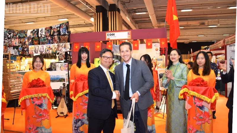 Đại sứ Trịnh Đức Hải v&agrave; Gi&aacute;m đốc Hội chợ Paris Steven Abajoli đ&aacute;nh gi&aacute; cao c&aacute;c hoạt động quảng b&aacute; văn h&oacute;a v&agrave; sản phẩm truyền thống Việt Nam.