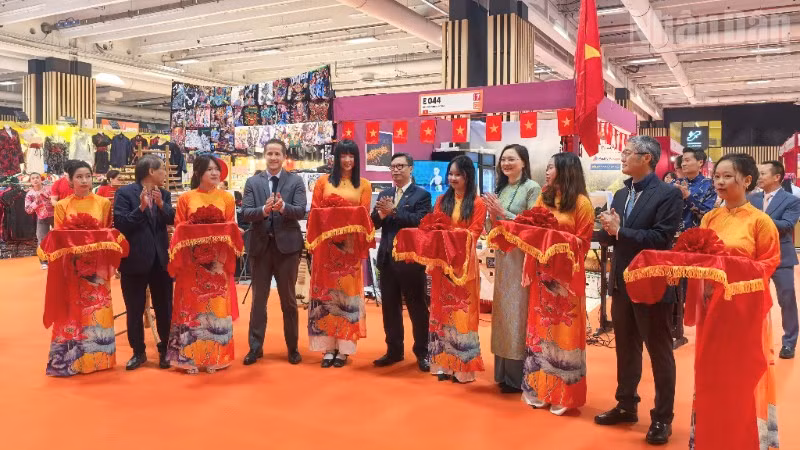 Sắc m&agrave;u Việt Nam nổi bật tại Khu vực triển l&atilde;m ch&acirc;u &Aacute;.