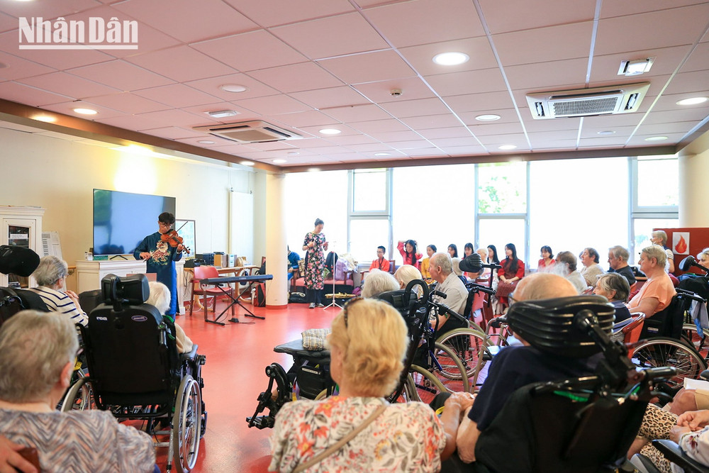 Giới thiệu văn hóa Việt tới các những người cao tuổi ở viện dưỡng lão Kervenanec, Lorient. 1000159545.jpg
