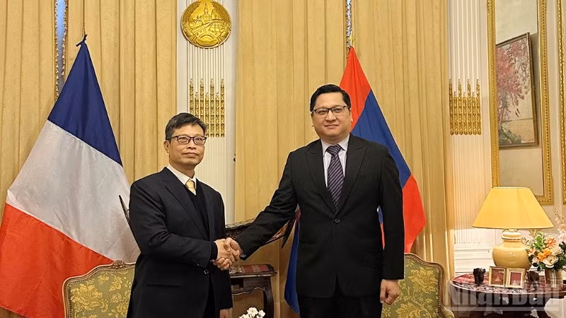 Đại sứ Trịnh Đức Hải và Đại sứ Kalamoungkhoune Souphanouvong nhất trí tiếp tục phát huy truyền thống phối hợp chặt chẽ giữa hai Cơ quan đại diện Việt Nam và Lào tại Paris.