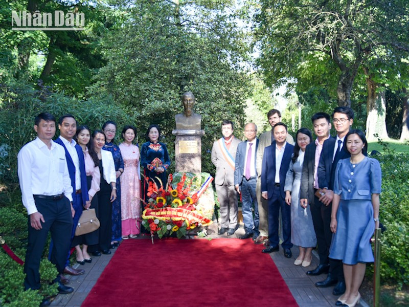 Đoàn đại biểu Quốc hội nước Cộng hòa xã hội chủ nghĩa Việt Nam và đại diện chính quyền thành phố Montreuil chụp ảnh lưu niệm tại tượng Chủ tịch Hồ Chí Minh. duy-0417-2.jpg