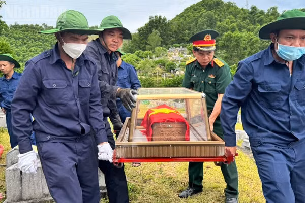 Việc thu nhận mẫu hài cốt liệt sĩ phục vụ giám định ADN tại Nghĩa trang Liệt sĩ Nầm được triển khai chặt chẽ, khoa học.