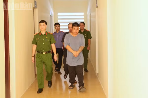 Lê Hồng Phong, Trần Văn Thành tại Cơ quan Công an.