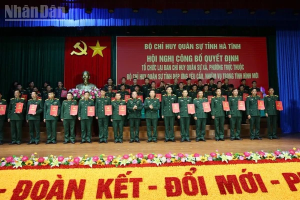 Các đồng chí đại diện lãnh đạo Quân khu IV, Bộ chỉ huy quân sự tỉnh Hà Tĩnh trao quyết định bổ nhiệm cho 69 Chỉ huy trưởng Ban chỉ huy quân sự xã, phường.