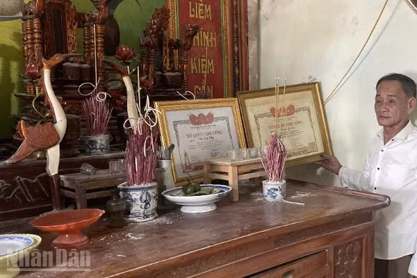 Ông Trần Trung, em trai 2 liệt sĩ Võ Tấn Thọ và Trần Sỹ Lực bên bàn thờ hai anh trai là liệt sĩ Võ Tấn Thọ và Trần Sỹ Lực.