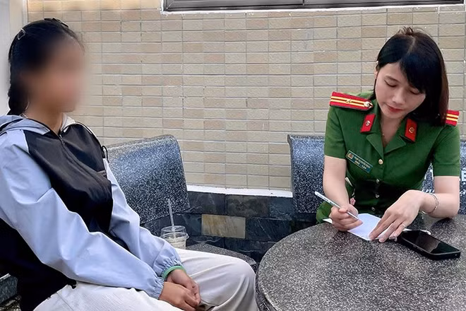 Công an phường Hương Trà làm việc với nạn nhân.