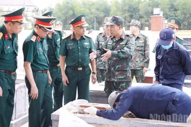 Thiếu tướng Lương Đình Chung, Chính ủy Quân khu 5, động viên tổ công tác đang thực hiện nhiệm vụ lấy mẫu hài cốt liệt sĩ tại Nghĩa trang Liệt sĩ Tam Ngọc, phường Hương Trà, thành phố Đà Nẵng.