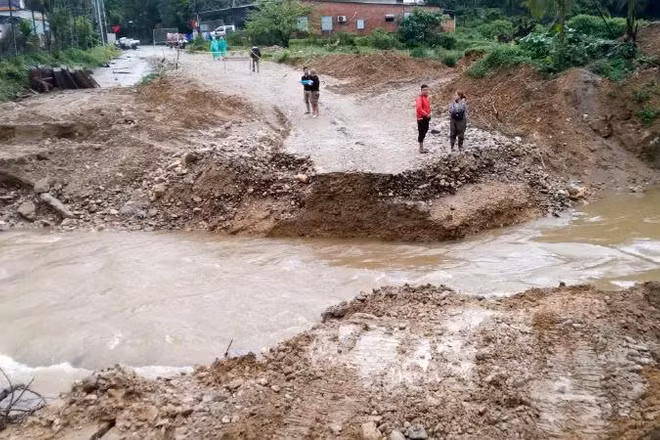 Cầu tạm bắc qua sông Ví bị cuốn trôi hoàn toàn vào rạng sáng nay.