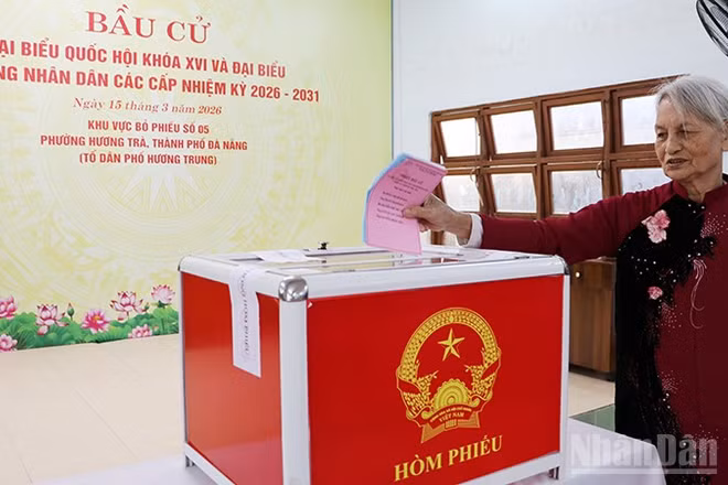 Cử tri Phan Thị Thao (sinh năm 1945), 60 năm tuổi Đảng là người đầu tiên bỏ phiếu bầu cử tại Tổ dân phố Hương Trung, phường Hương Trà, thành phố Đà Nẵng.