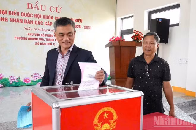 Bí thư Đảng ủy phường Hương Trà, thành phố Đà Nẵng Phạm Hoàng Đức thực hiện bỏ phiếu thử.