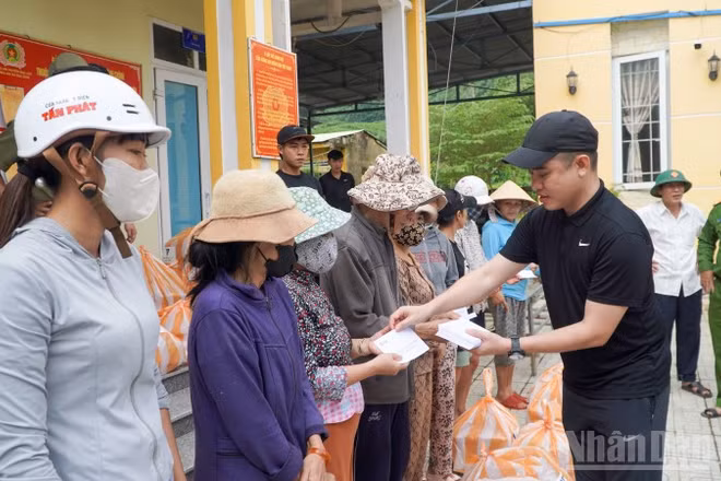 Đại diện Công ty Cổ phần Địa ốc First Real trao tặng quà cho các hộ gia đình có hoàn cảnh khó khăn chịu thiệt hại nặng nề do đợt mưa lũ vừa qua.