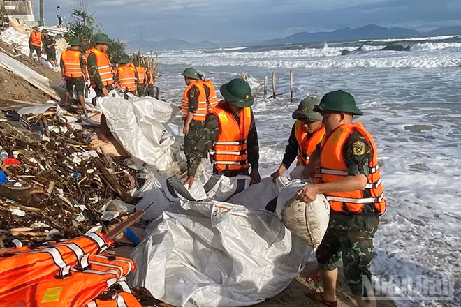 Quân khu 5 huy động gần 300 chiến sĩ xuống triển khai gia cố bờ biển sạt lở.