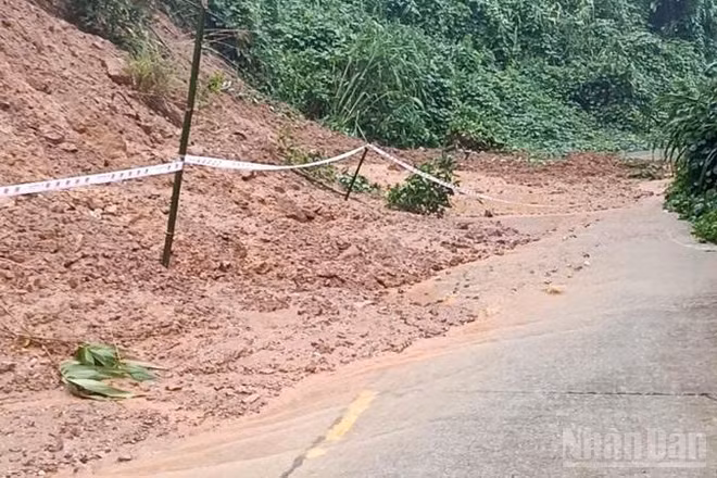 Đường liên xã đoạn từ Công an xã Trà Tập hướng đi xã Trà Cang (cũ) đất đá tràn xuống mặt đường gây chia cắt giao thông tạm thời.