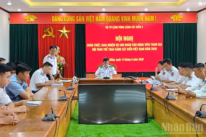 Đại tá Lê Huy, Chính ủy Vùng Cảnh sát biển 2 phát biểu động viên đoàn vận động viên.