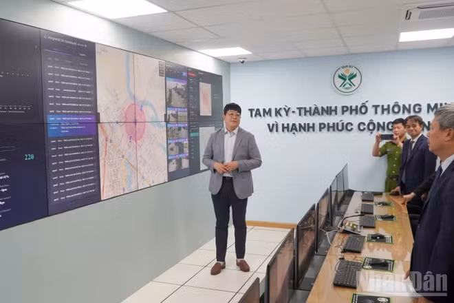 Các đại biểu tham gia tìm hiểu thực tế vận hành của Trung tâm điều hành đô thị thông minh tại phường Tam Kỳ.