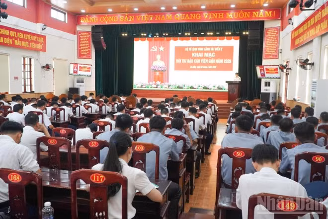 Quang cảnh buổi khai mạc Hội thi Báo cáo viên giỏi cấp Bộ Tư lệnh Vùng Cảnh sát biển 2 năm 2026.