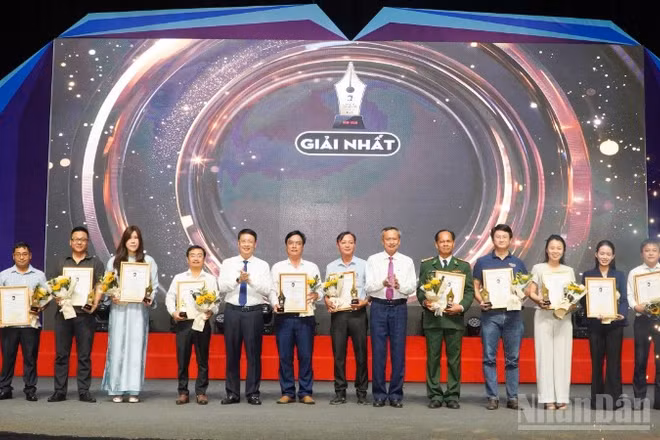 Ban tổ chức trao giải Nhất cho các tác giả.