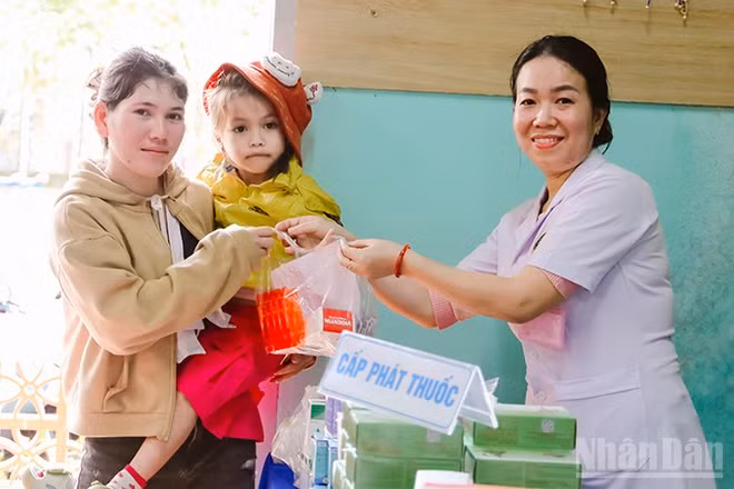 Bệnh viện Đa khoa Trung ương Quảng Nam cấp phát thuốc miễn phí cho người dân miền núi Đà Nẵng.
