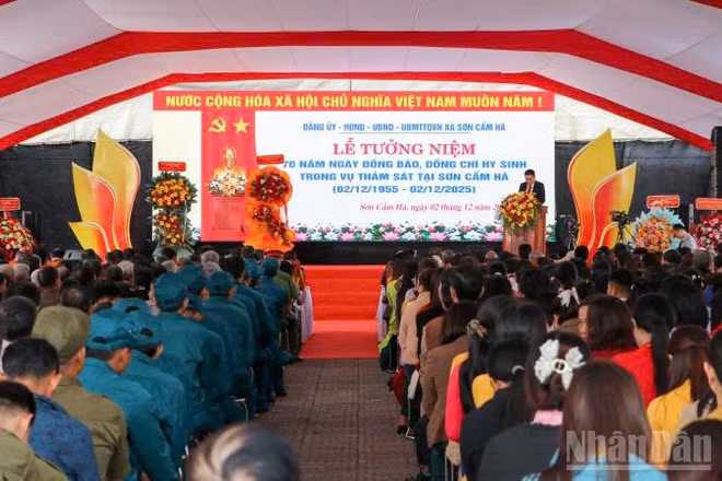 Quang cảnh Lễ tưởng niệm 70 năm ngày đồng bào, đồng chí hy sinh trong các vụ thảm sát tại Sơn Cẩm Hà.