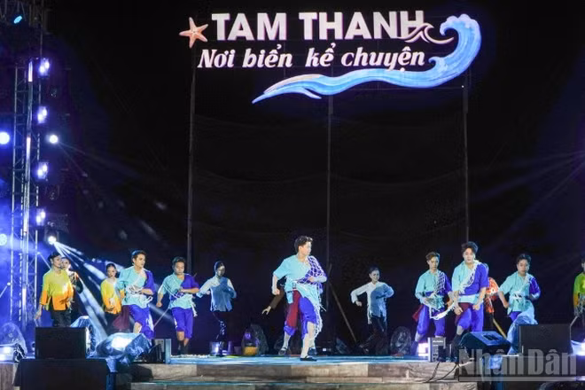 Chương trình nghệ thuật tại đêm khai mạc Lễ hội biển Tam Thanh năm 2026 , với chủ đề “Tam Thanh - Biển xanh vẫy gọi”.